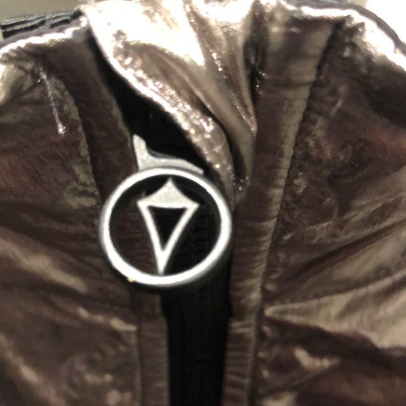 Ivivva girl’s iridescent windbreaker - Picture 7 of 12